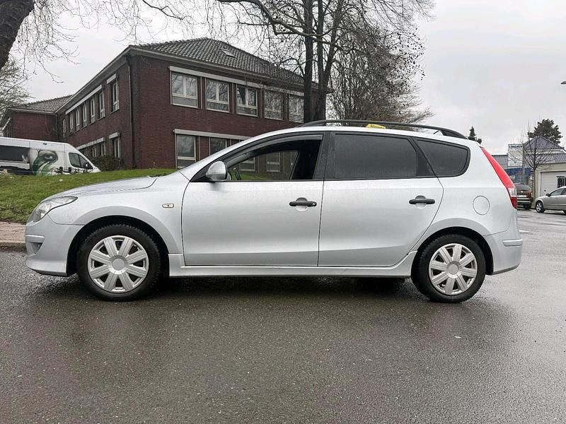 Gebraucht Hyundai i30 109 PS (80 kW) 2011 Silber Kombi