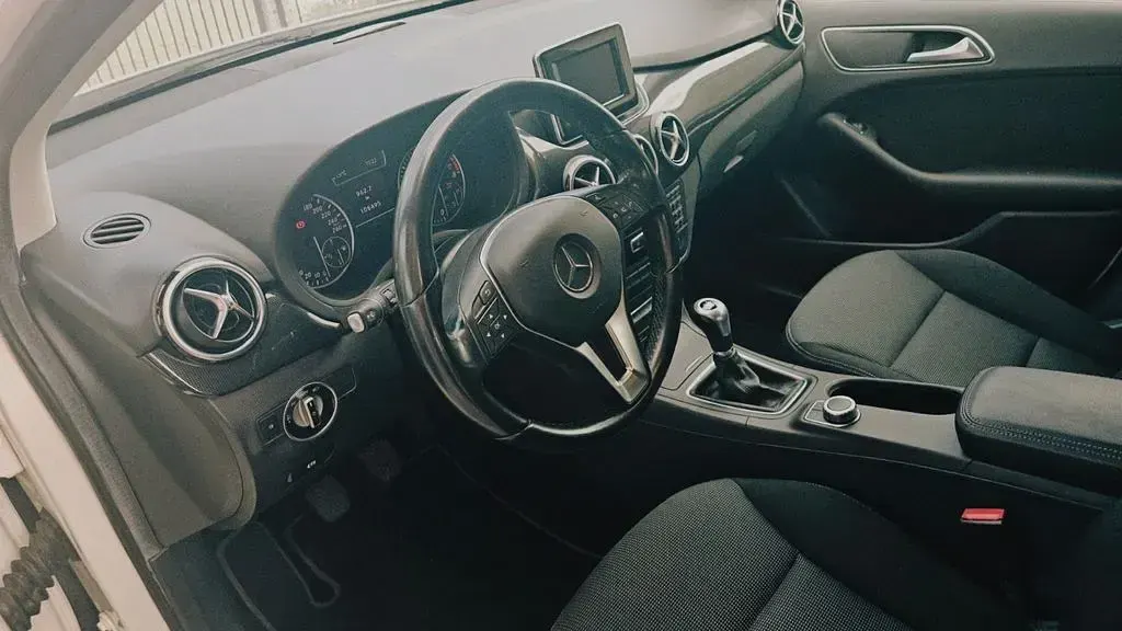 Gebraucht Mercedes B180 122 PS (89 kW) 2014 Weiß Kleinwagen