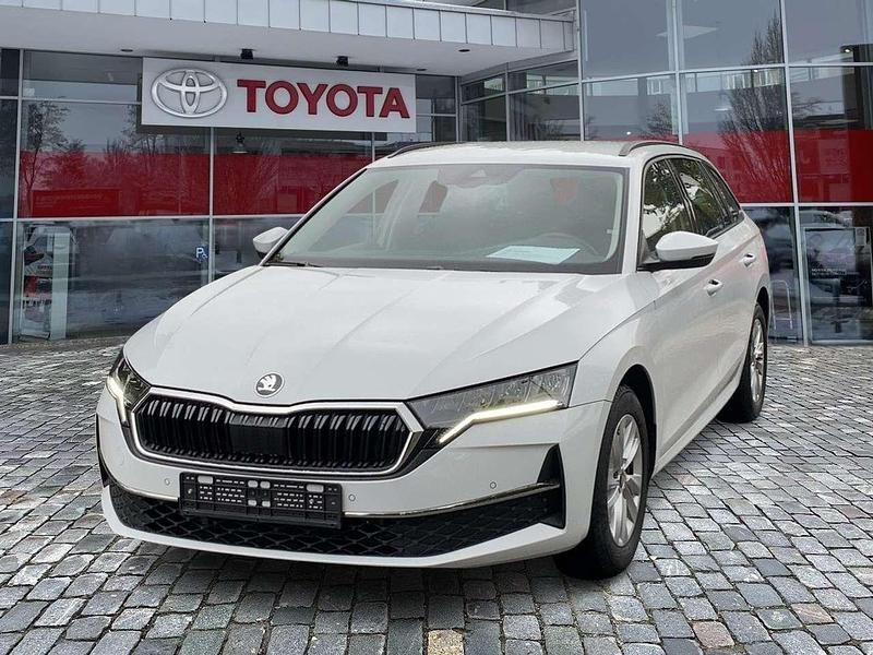 Moonweiss metallic Gebraucht 2025 Skoda Octavia Selection Kombi | 27.790 € (Superpreis) - Bild 1/4