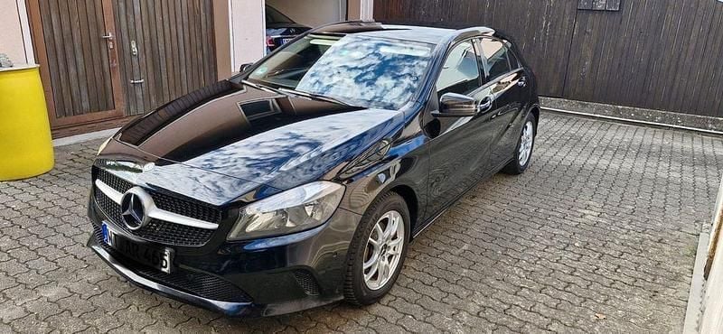 Schwarz Gebraucht 2015 Mercedes A180 Limousine | 10.900 € (Etwas zu teuer) - Bild 1/4
