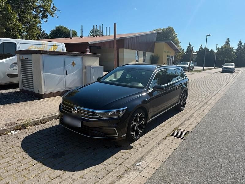 Schwarz Gebraucht 2019 VW Passat GTE Kombi | 17.150 € (Fairer Preis) - Bild 1/4