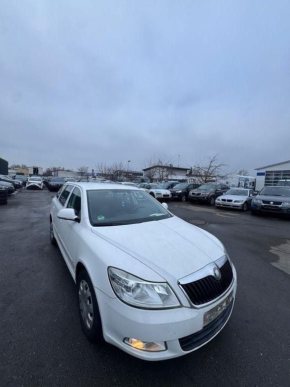 Weiß Gebraucht 2009 Skoda Octavia Ambiente Kombi | 1.999 € (Superpreis) - Bild 1/4