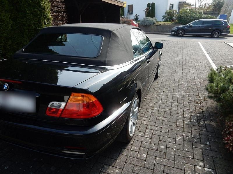 Gebraucht BMW 330 Cabriolet Sport Line 231 PS (169 kW) 2002 Schwarz Cabrio