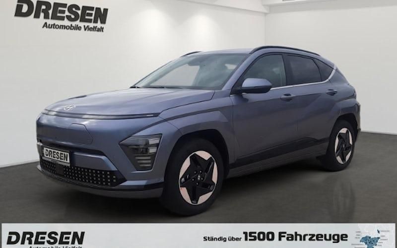 Blau Neu 2025 Hyundai Kona Prime SUV | 42.150 € - Bild 1/4