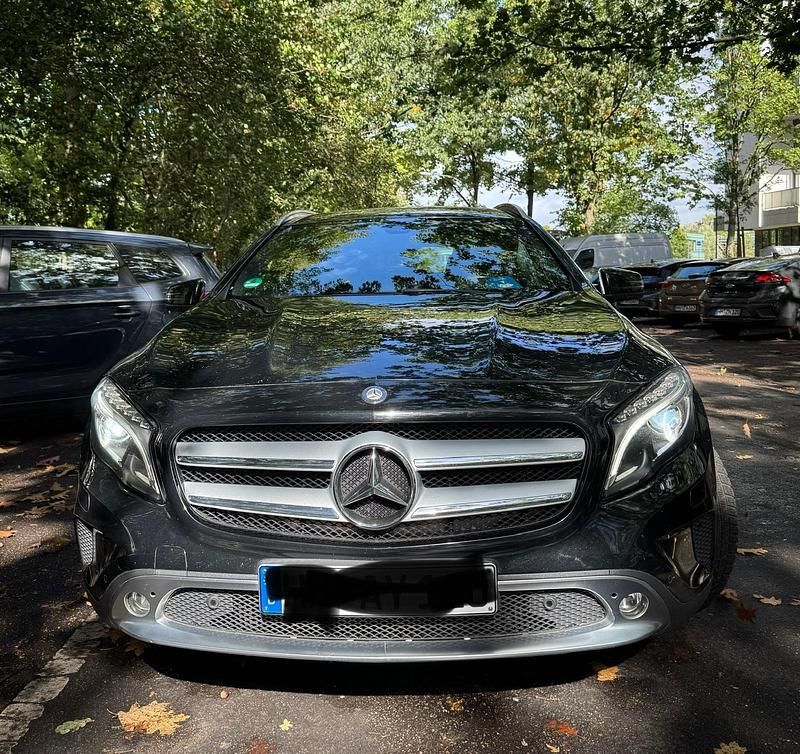 Schwarz Gebraucht 2014 Mercedes GLA200 Style SUV | 12.999 € (Fairer Preis) - Bild 1/4