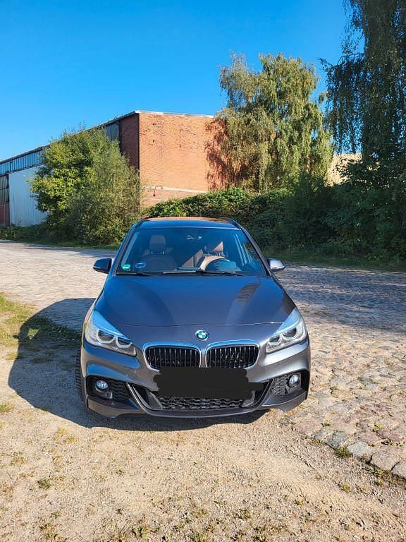 Grau Gebraucht 2016 BMW 220 Gran Tourer M Sport Van / Kleinbus | 17.300 € (Guter Preis) - Bild 1/4