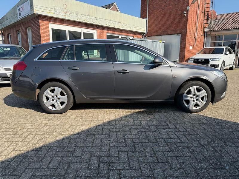 Usado Opel Insignia Edition 131 HP (96 kW) 2012 Cinzento Sedan