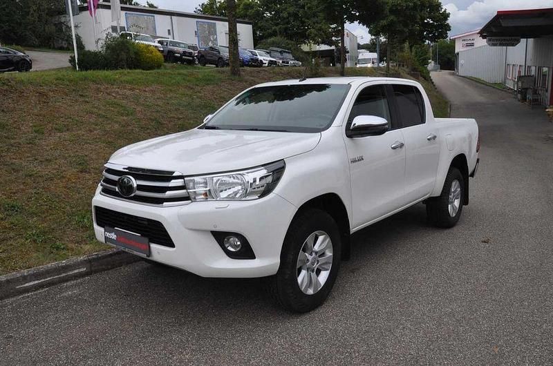 Schneeweiß Gebraucht 2018 Toyota HiLux Comfort Abholung | 22.500 € (Teuer) - Bild 1/4