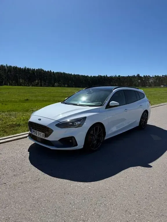 Używany Ford Focus ST 280 KM (205 kW) 2019 Biały Sedan/Limuzyna