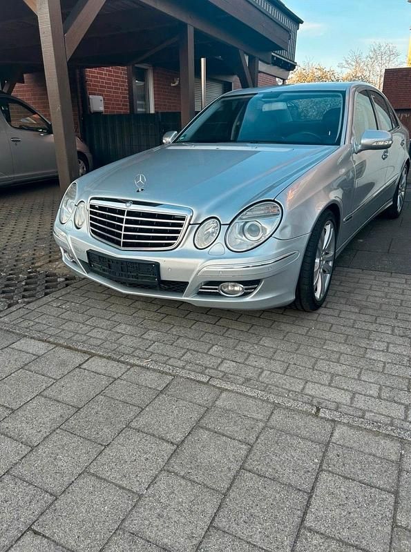 Silber Gebraucht 2007 Mercedes E500 Sport Limousine | 10.250 € - Bild 1/4
