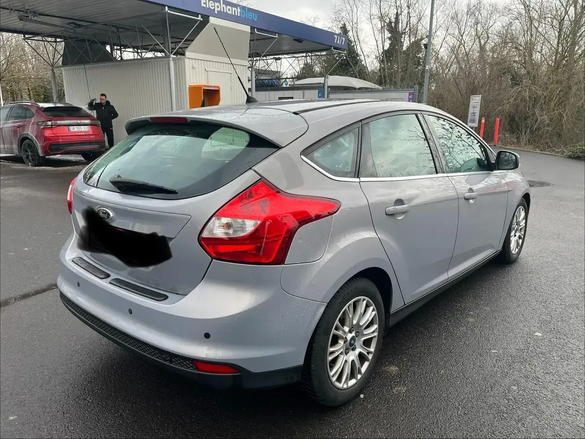 Gebraucht Ford Focus 115 PS (84 kW) 2012 Grau Limousine