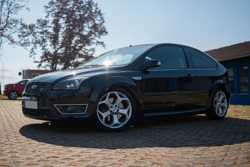 Schwarz Gebraucht 2009 Ford Focus ST Limousine | 9.999 € - Bild 1/4