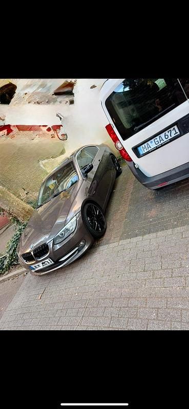 Braun Gebraucht 2011 BMW 330 Coupé | 12.000 € (Guter Preis) - Bild 1/4