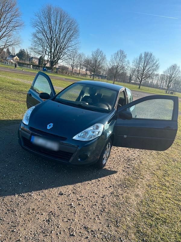 Blau Gebraucht 2012 Renault Clio IV Kleinwagen | 2.800 € - Bild 1/4