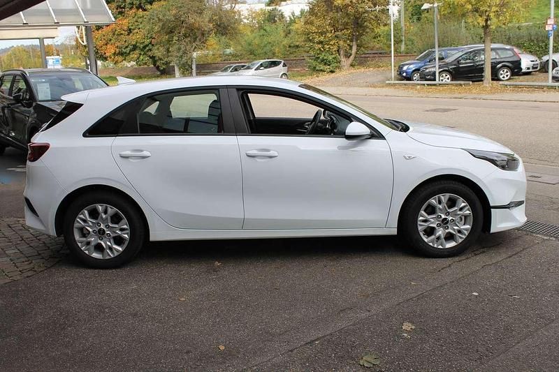 Gebraucht Kia Ceed 120 PS (88 kW) 2024 Casaweiß Kleinwagen