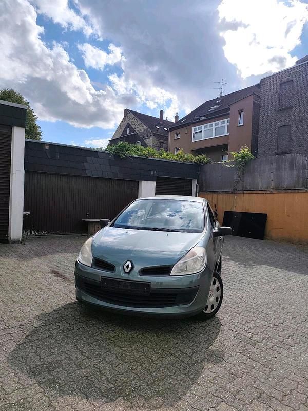 Grün Gebraucht 2009 Renault Clio II Kleinwagen | 850 € (Guter Preis) - Bild 1/4