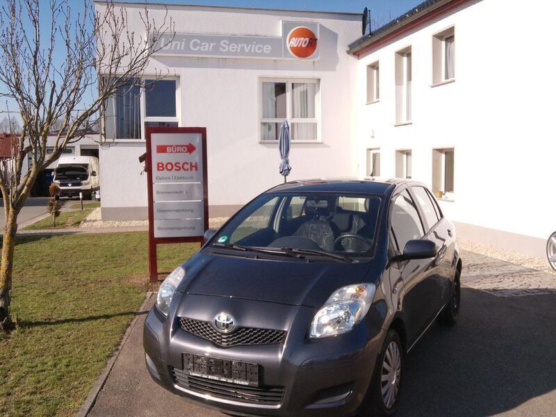 Grau Gebraucht 2010 Toyota Yaris Limousine | 4.600 € (Fairer Preis) - Bild 1/4