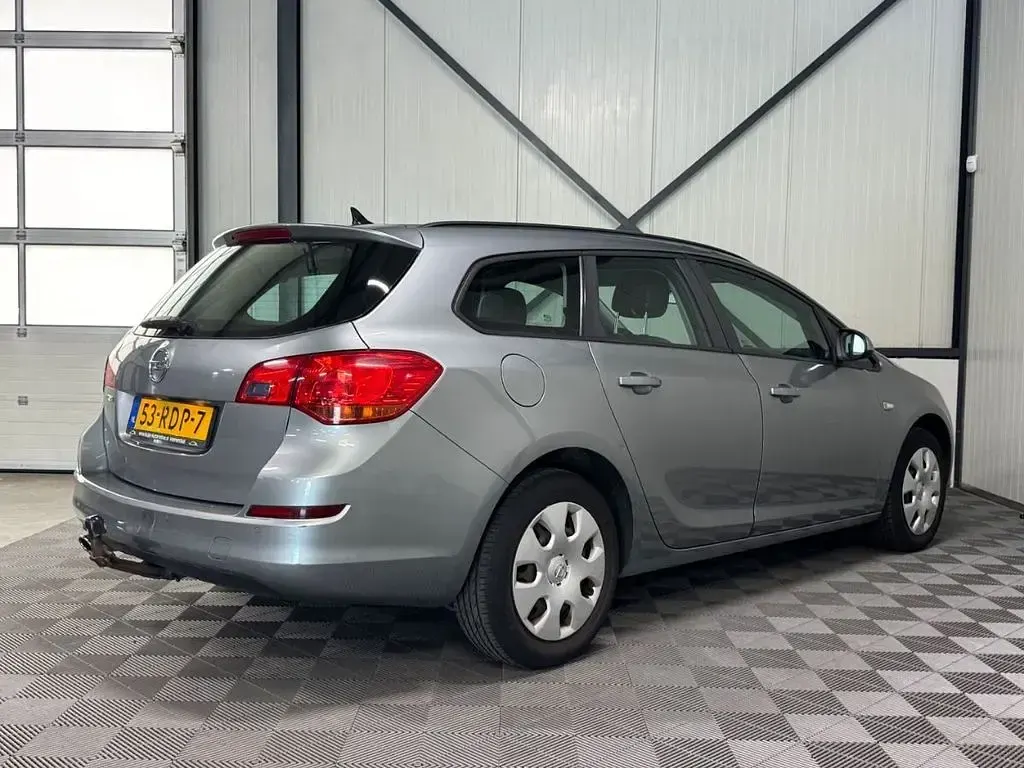 Gebraucht Opel Astra Edition 120 PS (88 kW) 2011 Grau Kombi
