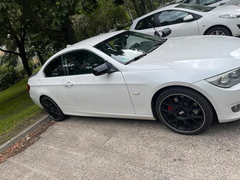 Weiß Gebraucht 2010 BMW 325 Coupé | 10.900 € (Guter Preis) - Bild 1/4