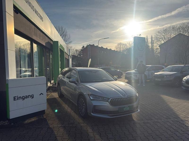 Neu Skoda Superb LAURIN & KLEMENT 150 PS (110 kW) 2025 Silber Kombi