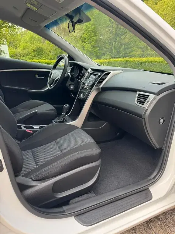 Gebraucht Hyundai i30 101 PS (74 kW) 2017 Weiß Limousine