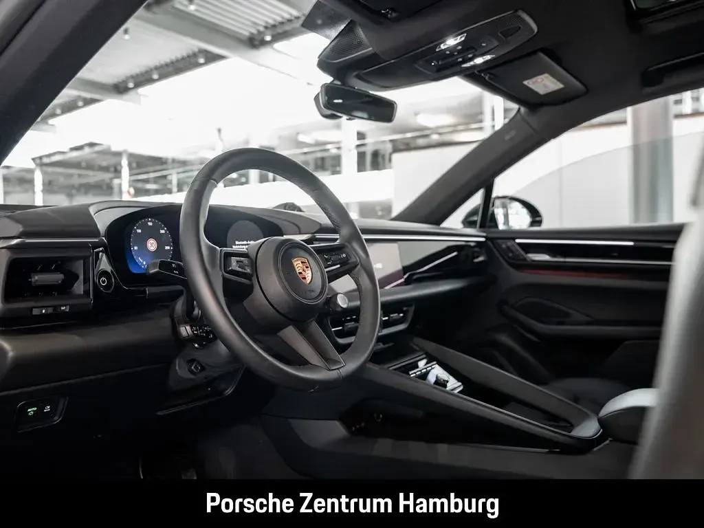 Second-hand Porsche Macan 4 Electric 300 kW (408 CP) 2025 Negru SUV