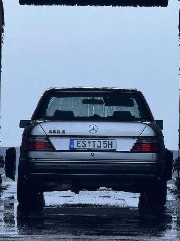 Silber Gebraucht 1992 Mercedes E280 Limousine | 9.990 € - Bild 1/4