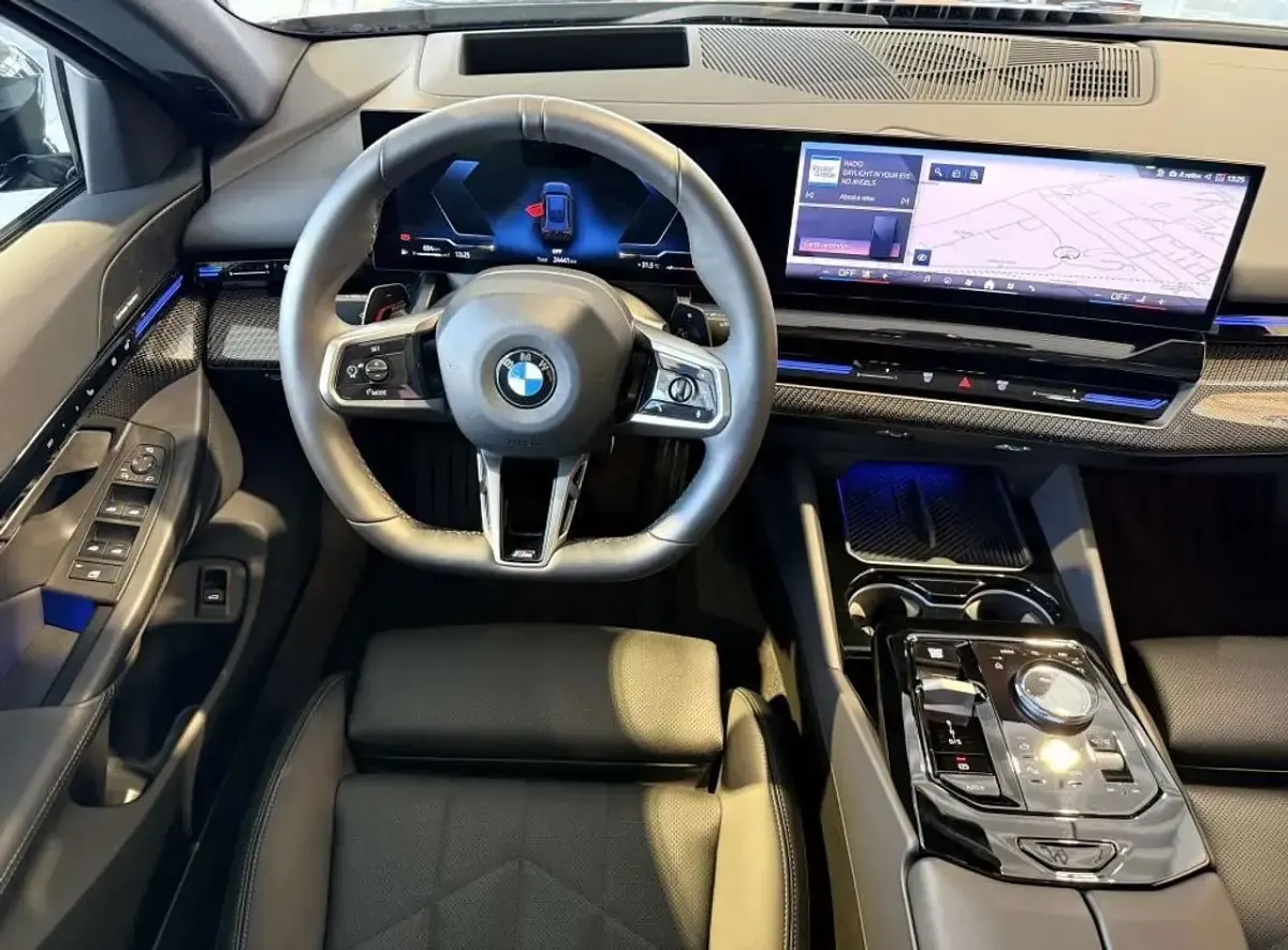 Gebraucht BMW 520 M Sport 197 PS (144 kW) 2025 Black sapphire metallic Kombi