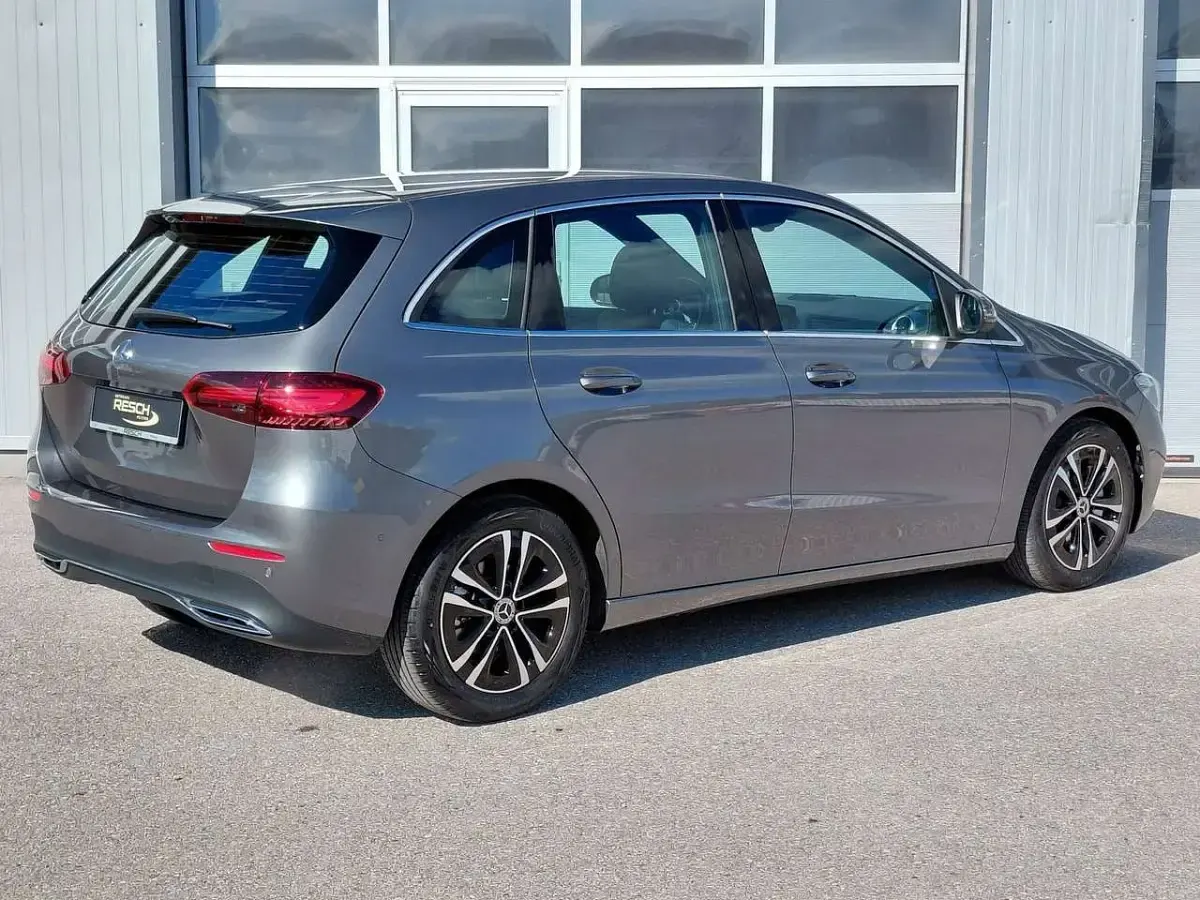 Gebraucht Mercedes B180 Progressive 136 PS (100 kW) 2025 Grau Van / Kleinbus