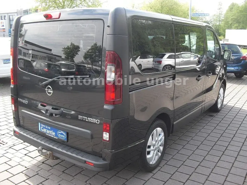 Używany Opel Vivaro 120 KM (88 kW) 2015 Czarny Minivan