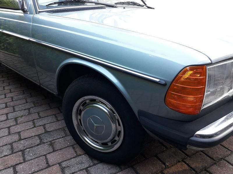 Gebraucht Mercedes E230 136 PS (100 kW) 1983 Blau Limousine