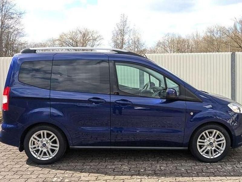 Gebraucht Ford Tourneo Courier Titanium 101 PS (74 kW) 2016 Indicblau metallic Van / Kleinbus