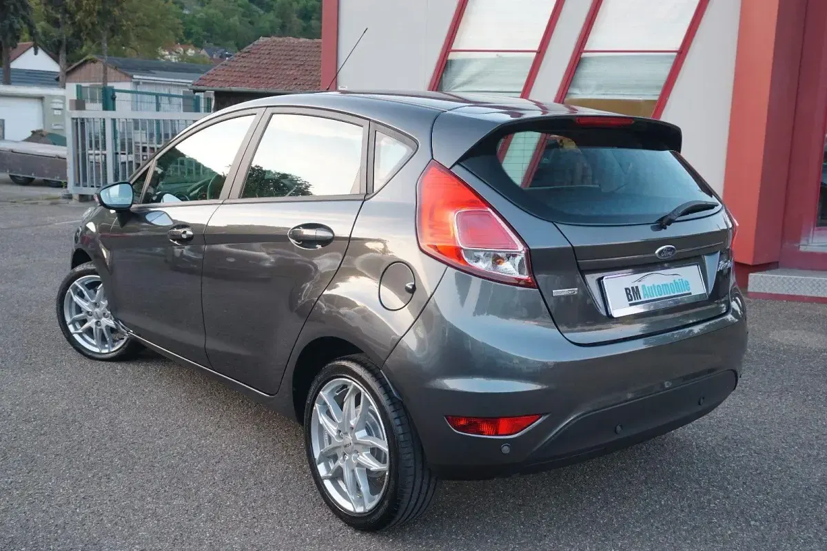 Gebraucht Ford Fiesta Celebration 101 PS (74 kW) 2016 Grau Kleinwagen