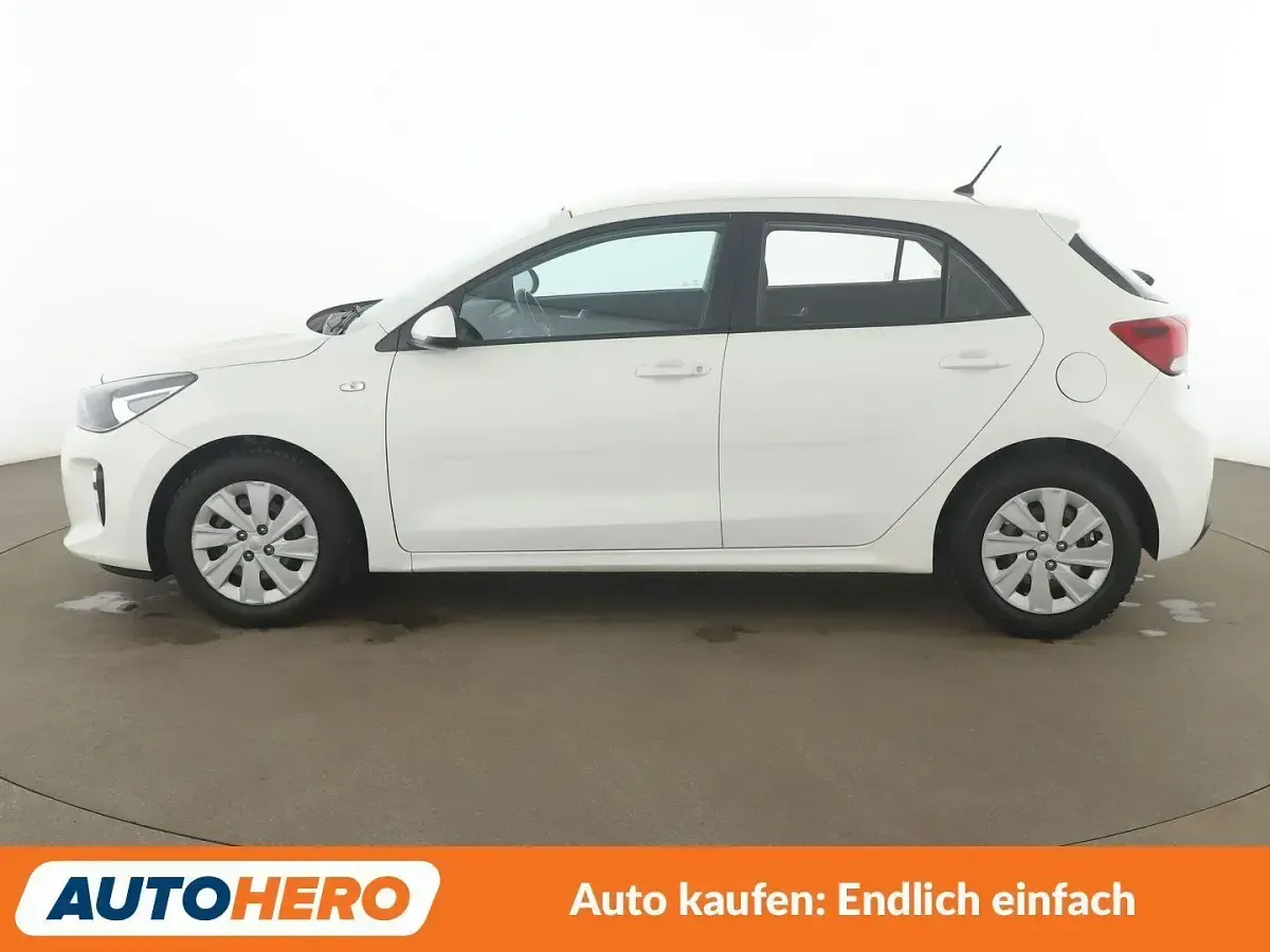 Używany Kia Rio Attract 84 KM (61 kW) 2018 Biały Sedan/Limuzyna