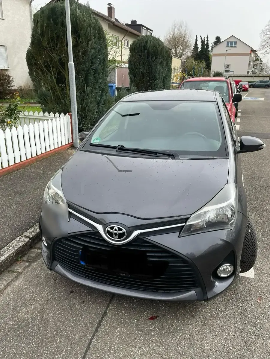 Gebraucht Toyota Yaris 69 PS (50 kW) 2017 Grau Kleinwagen