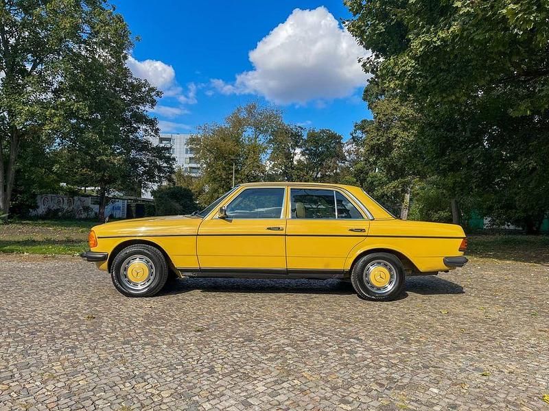 Gebraucht Mercedes 240 88 PS (64 kW) 1978 Gelb Limousine