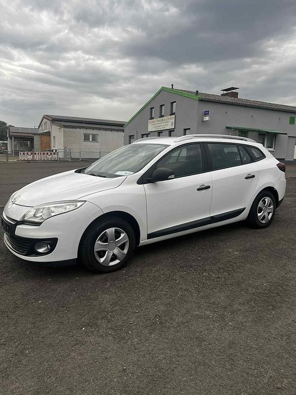 Weiß Gebraucht 2013 Renault Mégane III Limousine | 4.200 € (Guter Preis) - Bild 1/4