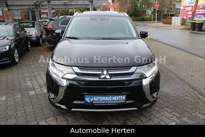 Gebraucht Mitsubishi Outlander P-HEV Top 203 PS (149 kW) 2017 Pantherschwarz (p) SUV