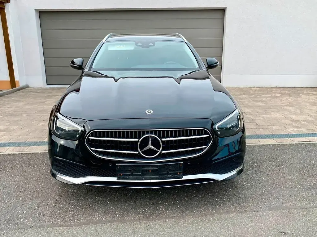 Gebraucht Mercedes E220 194 PS (142 kW) 2021 Schwarz Limousine