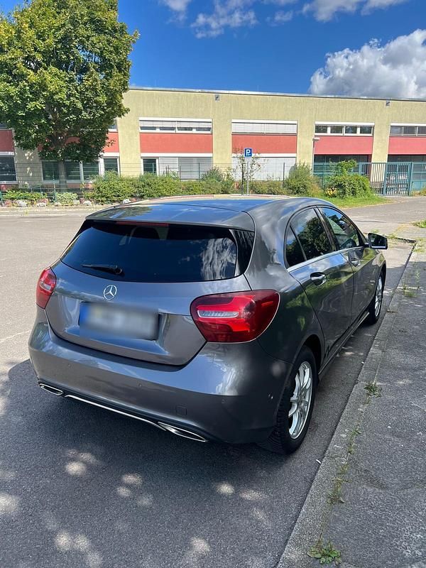 Gebraucht Mercedes A200 136 PS (100 kW) 2016 Grau Limousine