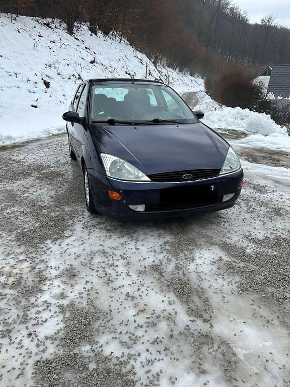 Blau Gebraucht 2000 Ford Focus Ghia Limousine | 1.900 € (Fairer Preis) - Bild 1/4