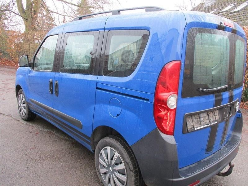 Gebraucht Opel Combo Edition 95 PS (69 kW) 2018 Himmelblau Van / Kleinbus