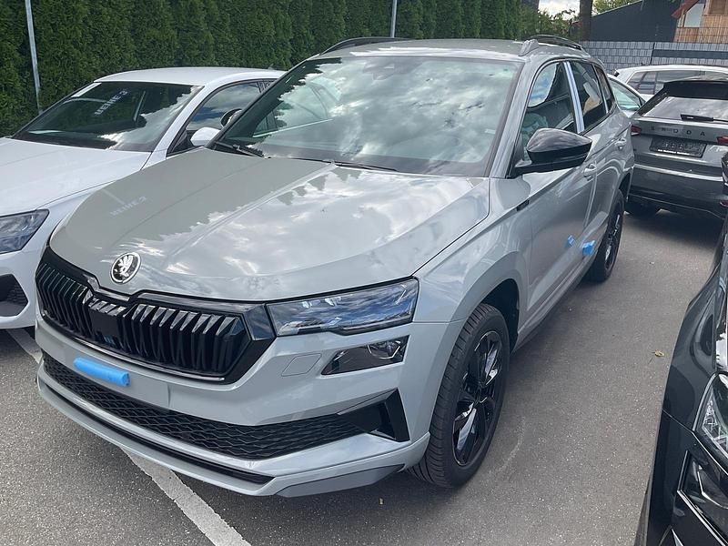 Stahl grau Neu 2025 Skoda Karoq SportLine SUV | 34.995 € (Fairer Preis) - Bild 1/3