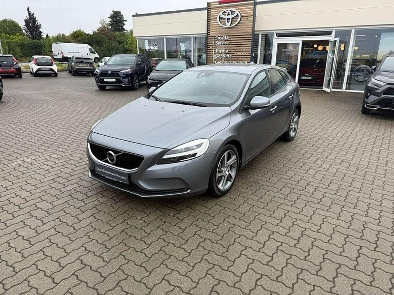 Grau Gebraucht 2017 Volvo V40 Momentum Kombi | 11.750 € (Fairer Preis) - Bild 1/4