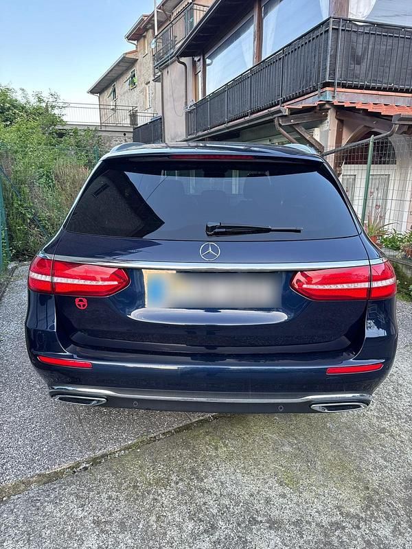 Blau Gebraucht 2017 Mercedes E350 Limousine | 19.000 € (Superpreis) - Bild 1/4