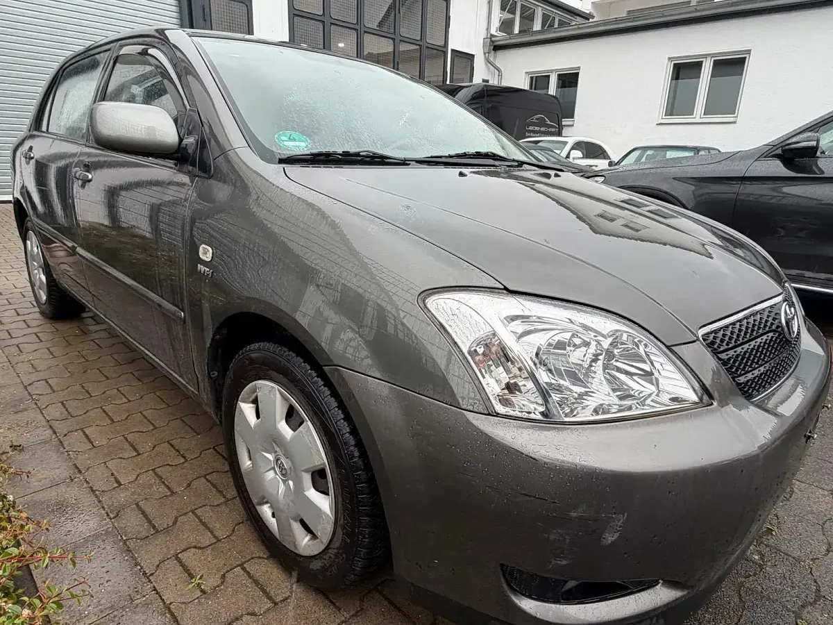 Używany Toyota Corolla 97 KM (71 kW) 2003 Szary Sedan/Limuzyna