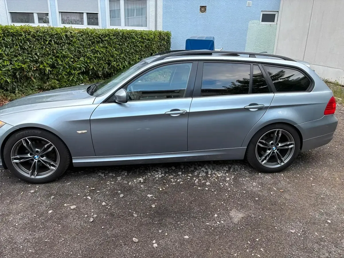 Gebraucht BMW 320 170 PS (125 kW) 2009 Blau Kombi