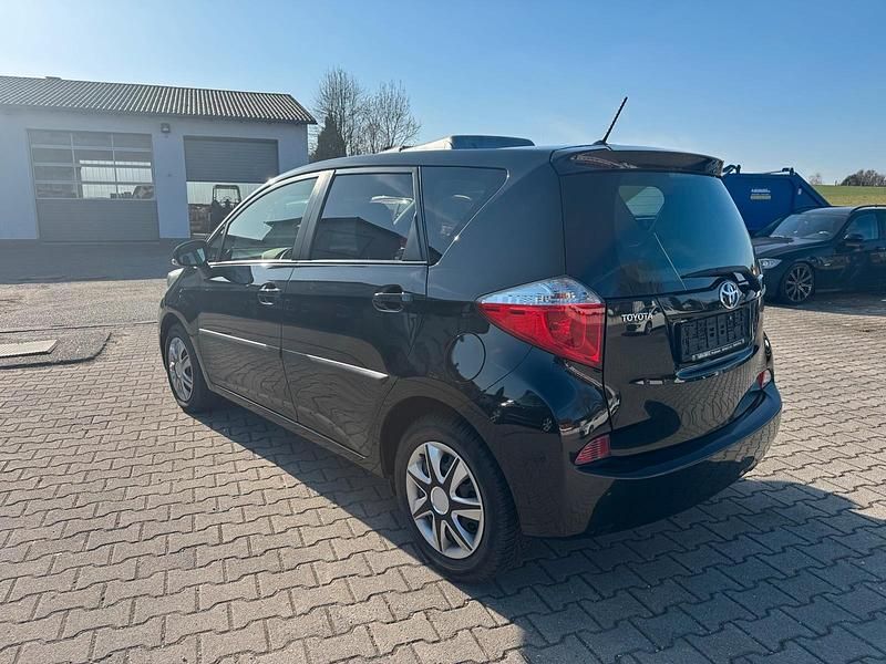 Gebraucht Toyota Verso-S 99 PS (72 kW) 2014 Schwarz Van / Kleinbus