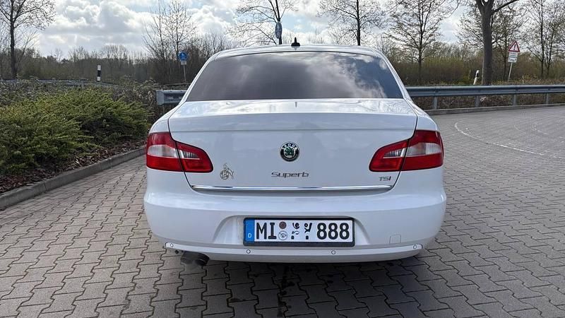 Gebraucht Skoda Superb 160 PS (117 kW) 2011 Weiß Limousine