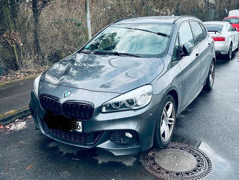 Grau Gebraucht 2017 BMW 220 Active Tourer M Sport Van / Kleinbus | 16.500 € (Guter Preis) - Bild 1/4